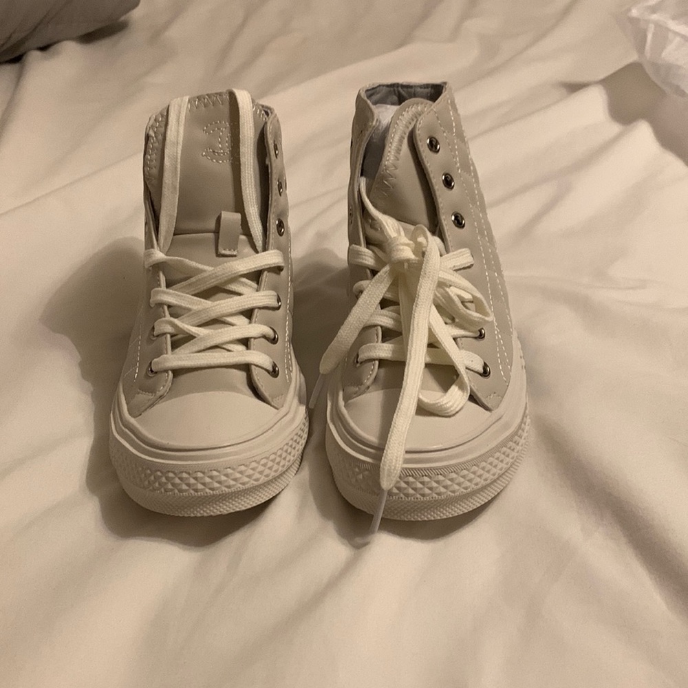 Women high top sneaker